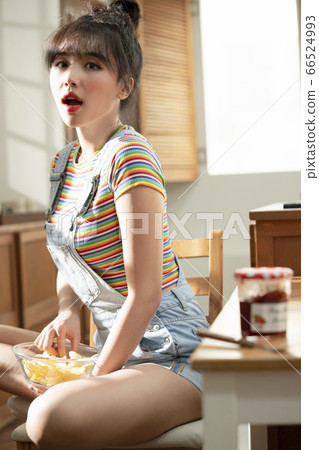 Lifestyle,woman,kitchen 66524993