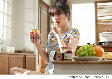 Lifestyle,woman,kitchen 66525014