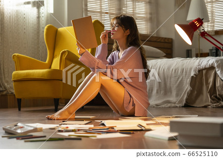 Lifestyle, woman, weekend Lifestyle, woman, weekend 66525110