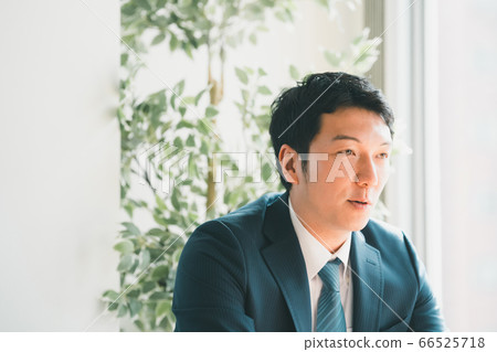 30s businessman 66525718