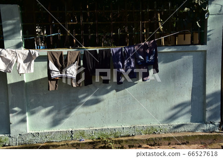 孟加拉國Cox的Bazar海灘建築曬乾的衣物 孟加拉國Cox的Bazar海灘建築曬乾的衣物 66527618