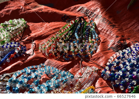 孟加拉國Cox的Bazar海灘攤位配件攤位由貝殼和石頭製成的手鍊和項鍊 66527646