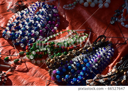 孟加拉國Cox的Bazar海灘攤位配件攤位由貝殼和石頭製成的手鍊和項鍊 66527647