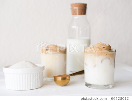 Iced frothy Dalgona Coffee, a trendy fluffy creamy whipped coffee.  66528012