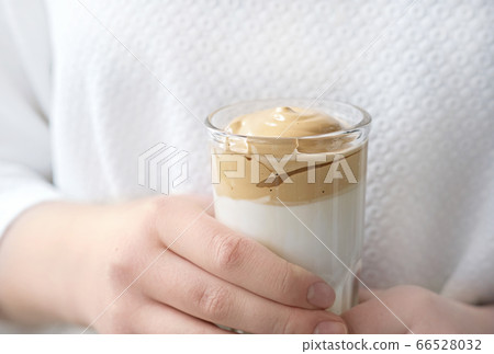 Iced frothy Dalgona Coffee, a trendy fluffy creamy whipped coffee.  66528032