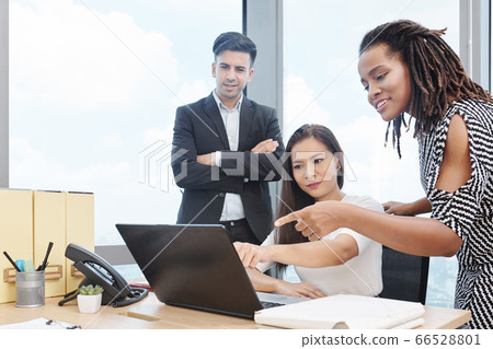 Colleagues discussing work 66528801