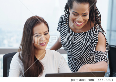 Businesswoman helping colleague 66528804