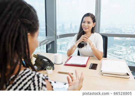Entrepreneur talking to manager 66528805