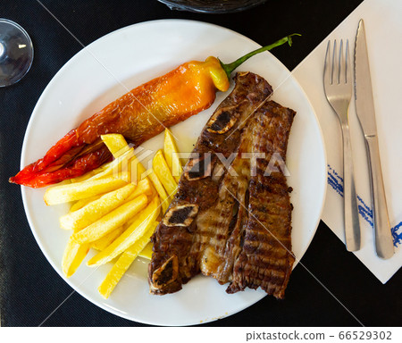 Barbecued lamb ribs with potato and pepper Barbecued lamb ribs with potato and pepper 66529302