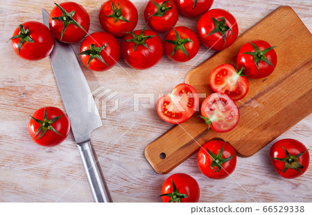 Whole and halved tomatoes 66529338