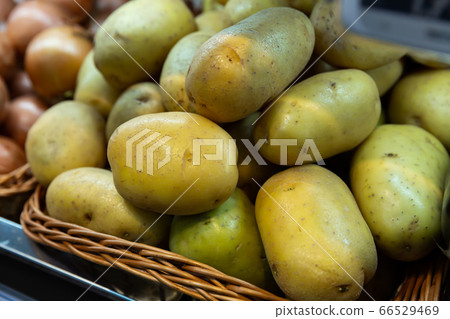 Potatoes in wicker basket at market 66529469