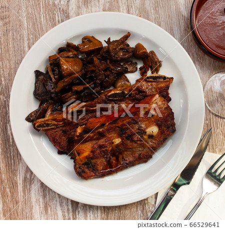 Barbecued lamb ribs with mushrooms Barbecued lamb ribs with mushrooms 66529641