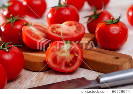 Whole and cut in half ripe tomatoes Whole and cut in half ripe tomatoes 66529644