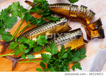 Sliced smoked scomber with greens 66529815