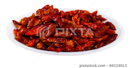 Dried cayenne peppers in bowl 66529913