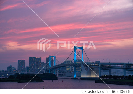 《東京》日落時彩虹橋和台場的風景 66530636