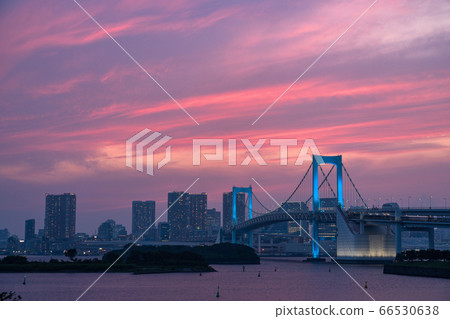 《東京》日落時彩虹橋和台場的風景 66530638