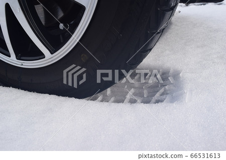 雪地公路上的無釘輪胎 雪地公路上的無釘輪胎 66531613