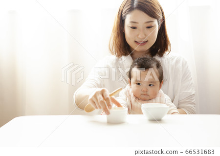 Baby eating baby food 66531683