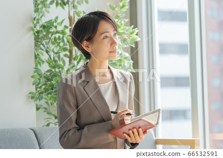 40s career woman asking a question 66532591