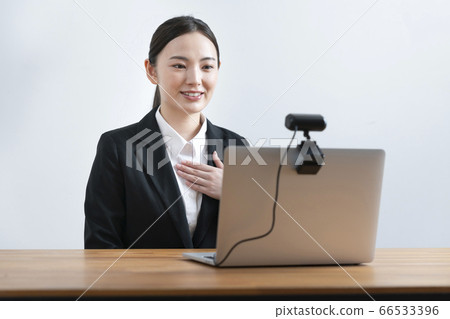 一名年輕女子與網絡攝像頭交談的在線採訪圖像 66533396