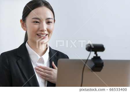 與網絡攝像頭交談的年輕女子求職面試在線採訪的圖像 66533400