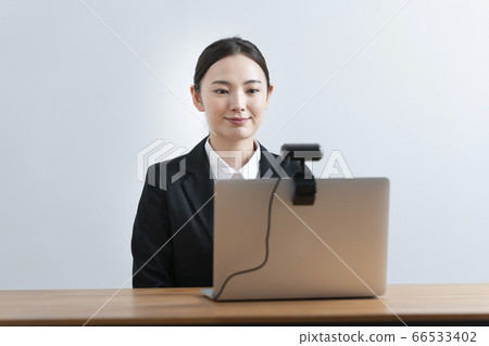 與網絡攝像頭交談的年輕女子求職面試在線採訪的圖像 66533402