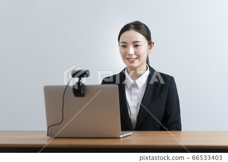 與網絡攝像頭交談的年輕女子求職面試在線採訪的圖像 與網絡攝像頭交談的年輕女子求職面試在線採訪的圖像 66533403
