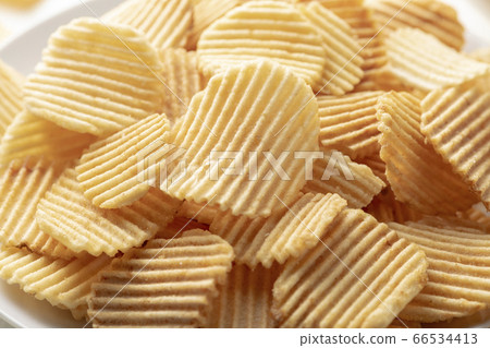 A large amount of potato chips on a plate - Stock Photo [66534413] - PIXTA