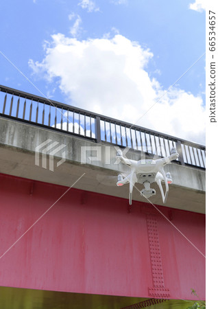 無人機檢查橋樑(從地面看) 無人機檢查橋樑(從地面看) 66534657
