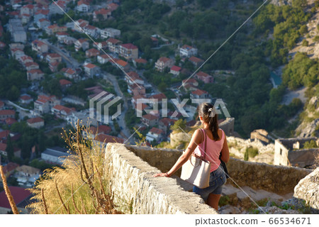 Haruki Tenki, Overlooking Yamashita-no-jo Castle, Fusaya Toko red tile white tile. 66534671