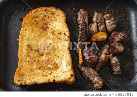 牛排和大蒜吐司 66535015