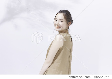 Beauty portrait of a young woman 66535036