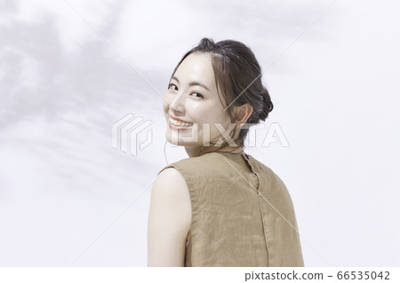Beauty portrait of a young woman Beauty portrait of a young woman 66535042
