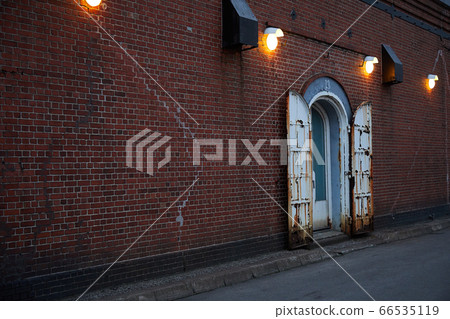 日落時的紅磚倉庫 66535119