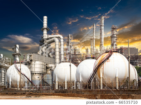 Oil refinery 66535710