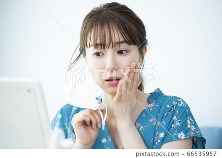 遮蓋粗糙的皮膚 遮蓋粗糙的皮膚 66535957