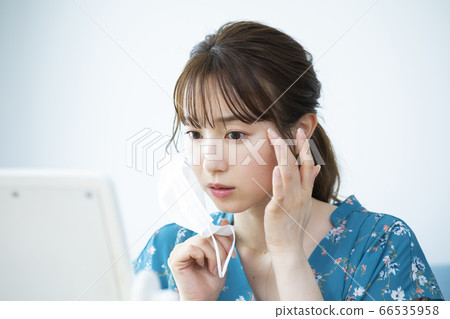 遮蓋粗糙的皮膚 遮蓋粗糙的皮膚 66535958