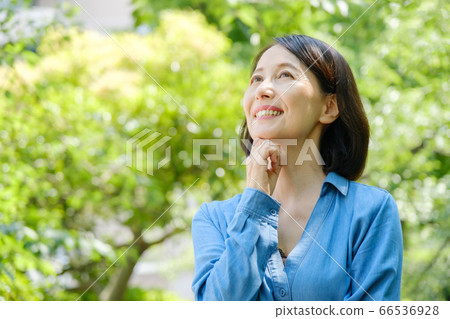 公園裡的中年婦女 66536928