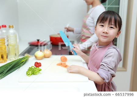 Cooking (Cooking Family Family Parenting Childcare Help Hobby Housewife Knife Knife Children Parents and Children) 66537996