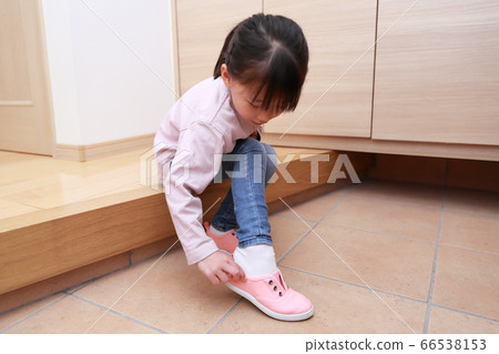 4歲女孩在入口處穿鞋 66538153