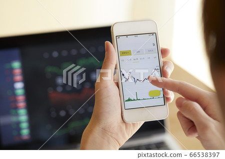 Hands of Japanese women investing online Hands of Japanese women investing online 66538397