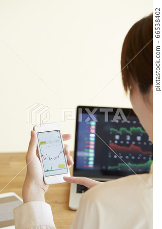 在網上投資的日本女性之手 在網上投資的日本女性之手 66538402