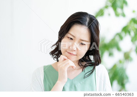 擔心的中年女人的畫像 66540363