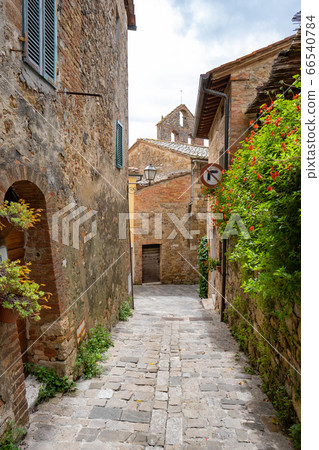 STREETS OF A SMALL ITALIAN TOWN, tuscany 66540784