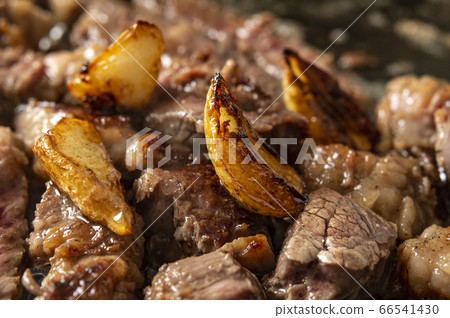 Garlic and thick steak 66541430