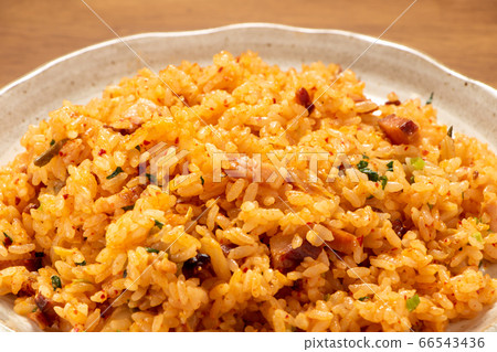 Kimchi fried rice. 66543436