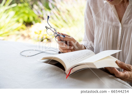 老婦試圖閱讀與老花鏡 老婦試圖閱讀與老花鏡 66544254