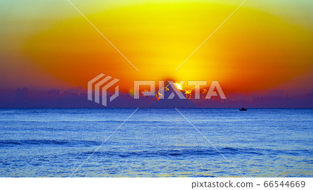 海上日出和雲 66544669