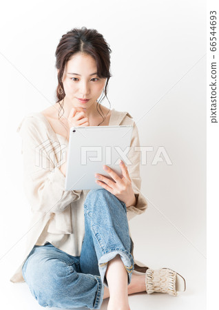 平板電腦的時尚女人 66544693